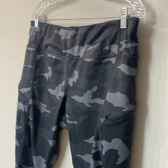 Athleta black camo crop leggings size XL. - Picture 6 of 16